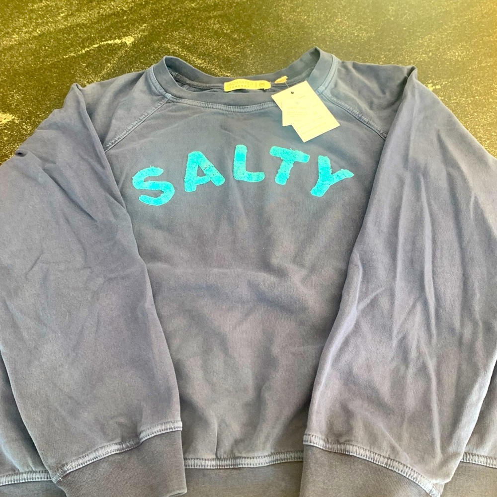 New! Adorable sweatshirt cropped size medium